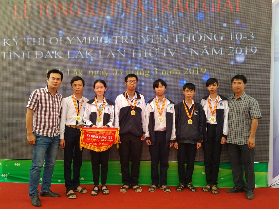 Trường Trung học phổ thông Trần Quốc Toản huyện Ea Kar trao tặng Huy chương cho học sinh đạt giải trong kỳ thi Olympic truyền thống 10 – 3 lần thứ  IV tỉnh Đắk Lắk năm 2019 và Giao lưu với đoàn khuyết tật tỉnh