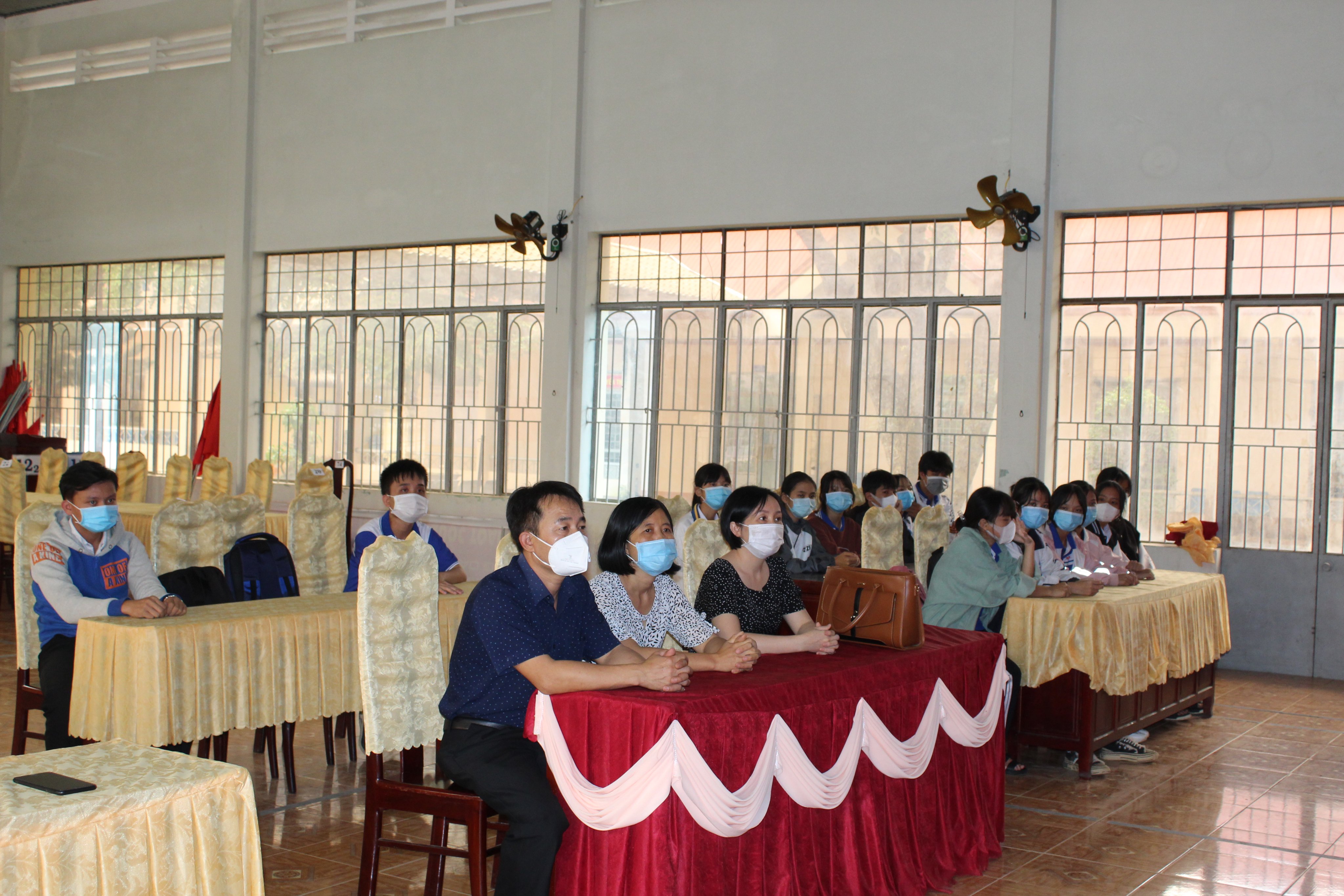 Trường THPT Trần Quốc Toản, huyện Ea Kar trao “Quỹ đồng hành” cho học sinh nghèo vượt khó